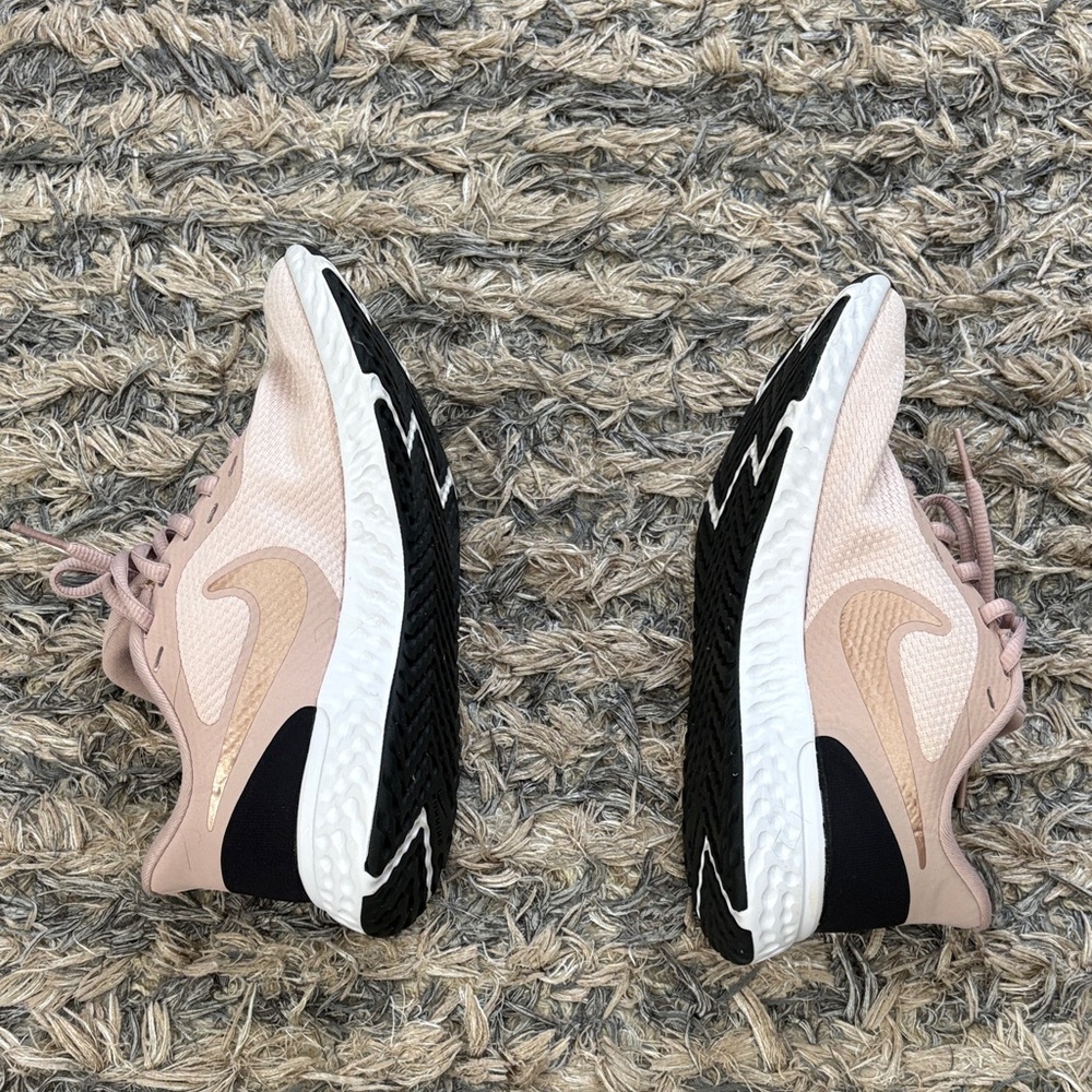 Nike Women's Blush and Black Running Sneakers, Size 6 - Picture 4 of 10